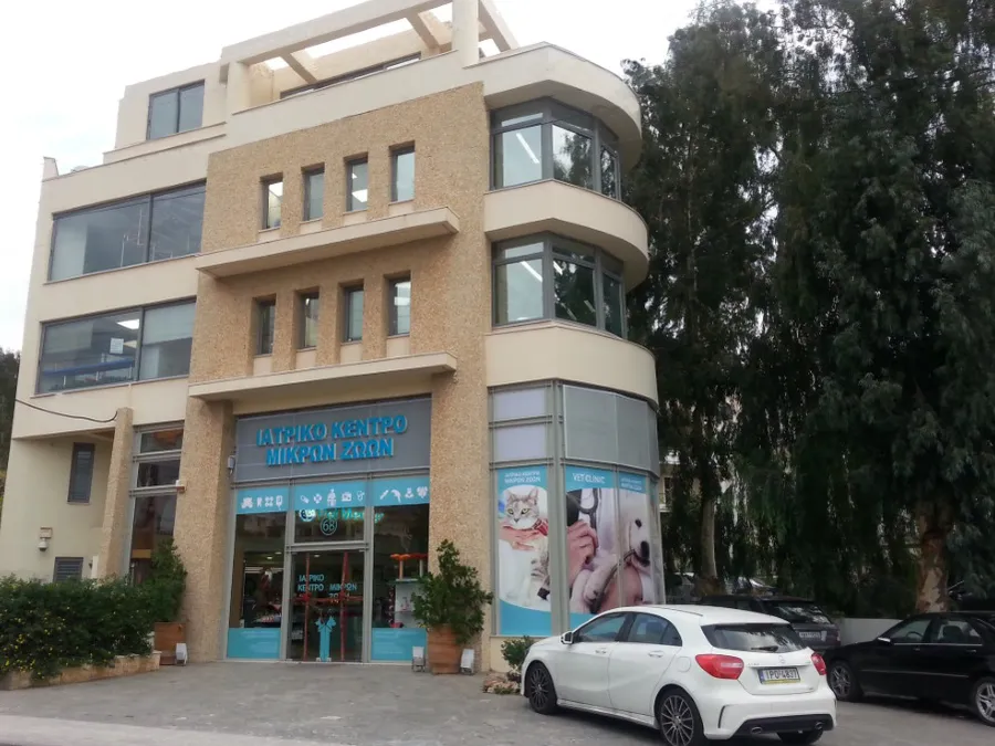 Η είσοδος του κέντρου από τη Λεωφόρο Ευελπίδων