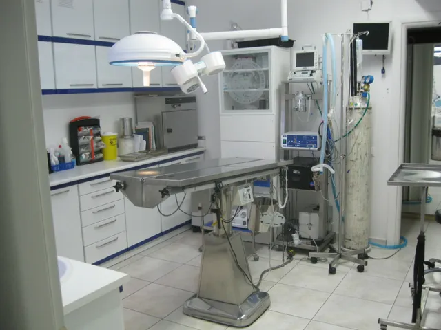 Χειρουργικό τραπέζι και αναισθητική μηχανή